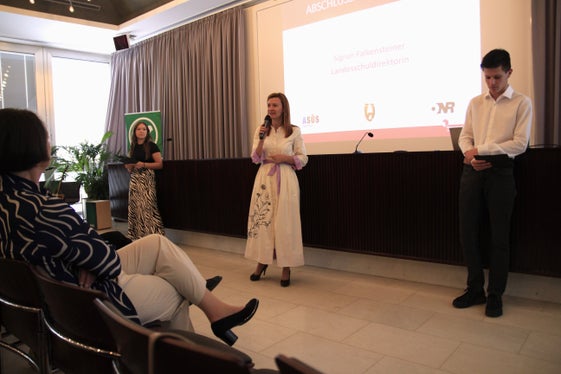 Landesschuldirektorin Sigrun Falkensteiner mit den beiden Moderatoren der heutigen Feier Annika Mittermair und Andreas Engl. (Foto: LPA/Deutsche Bildungsdirektion)