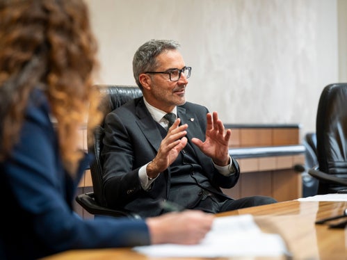 Vogliamo che le maestre e i maestri di sci formati in Alto Adige abbiano buone opportunità professionali anche qui. Allo stesso tempo, è importante garantire l’elevata qualità e gli standard consolidati della formazione dei maestri di sci in Alto Adige, ha sottolineato il presidente della Provincia Arno Kompatscher (Foto: USP/Fabio Brucculeri)