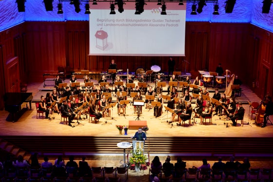 Bildungsdirektor Gustav Tschenett begrüßte die Lehrpersonen und Führungskräfte der Musikschulen im Kulturzentrum Gustav Mahler in Toblach. (Foto: LPA/Landesdirektion Deutsche und ladinische Musikschule)