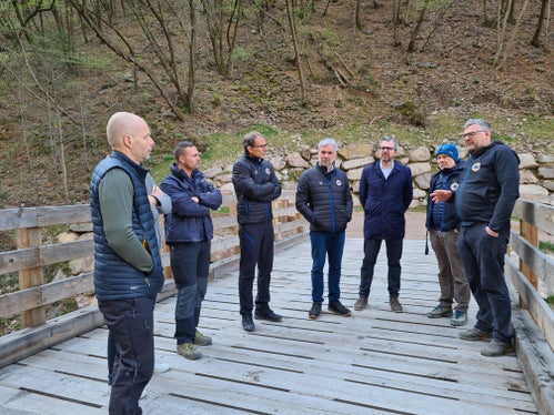 Un momento del sopralluogo sopra Laives: nella foto (da destra) Hansjörg Prugg, il direttore dell'area funzionale di controllo dei bacini montani Fabio De Polo, il vicesindaco Giovanni Seppi, l'assessore Arnold Schuler, il direttore dell'Agenzia per la Protezione civile, Klaus Unterweger, il caposquadra Michael Helfer e il vice direttore dell'area funzionale di controllo dei bacini montani, Thomas Thaler (Foto: ASP/Agenzia per la Protezione civile)
