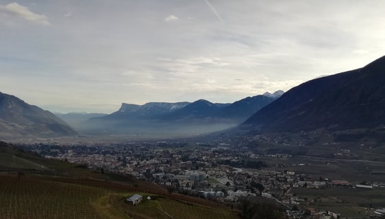 La maggiore fonte di polveri fini consiste nella combustione domestica, soprattutto nei comuni rurali. Nella foto la conca di Merano ritratta da Tirolo. (Foto: ASP/Agenzia ambiente e tutela del clima/Nadia Franzoi)