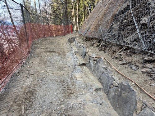 Am Schenner Waal wird derzeit im Bereich der Katzenleiter im Auftrag und mit Finanzierung des Tourismusvereins Schenna ein Teilstück erneuert. (Foto: LPA/Forstinspektorat Meran)