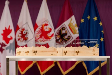 Per il Premio Giovani Ricercatori Euregio e per il Premio Innovazione dell’Euregio (nella foto, l'edizione 2025), nel 2026 ci saranno per la prima volta vincitrici e vincitori in due categorie per ciascun premio. (Foto: EFA/Philipp Huber)