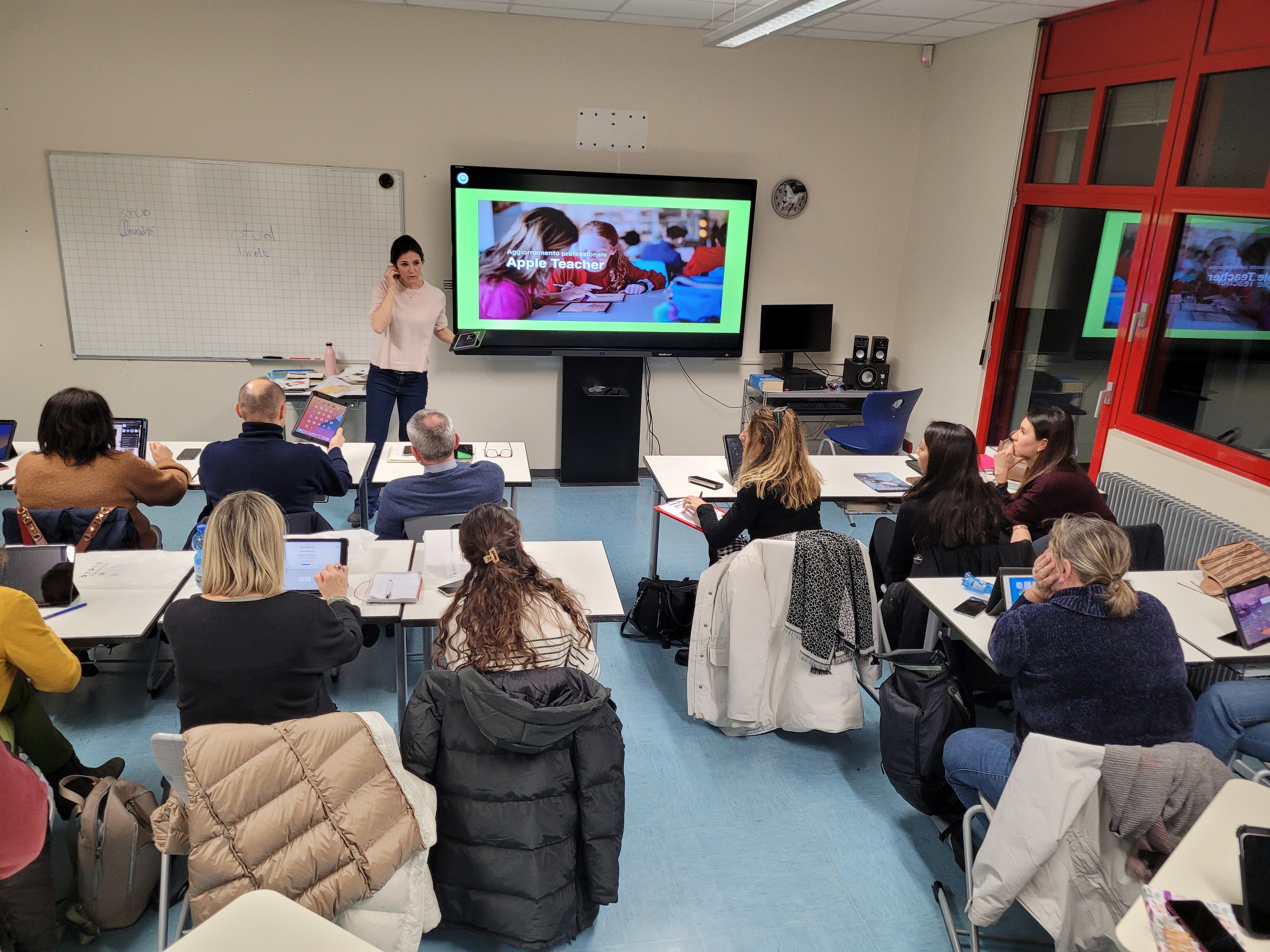 Si è tenuto nei giorni scorsi all'Istituto comprensivo Bolzano IV a Oltrisarco un corso di didattica attiva digitale con l’esperta in tecnologie e metodologie innovative Alice Longhini (Foto: ASP/Istituto comprensivo Bolzano IV)