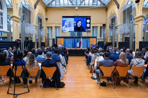 Relatrici dell'evento Drop out is out, in collegamento video da Bruxelles, Adelina Dos Reis (a sinistra) rappresentante della Commissione europea e Ilaria Bergami referente Fse per la Provincia autonoma di Bolzano (Foto: ASP/Greta Stuefer)