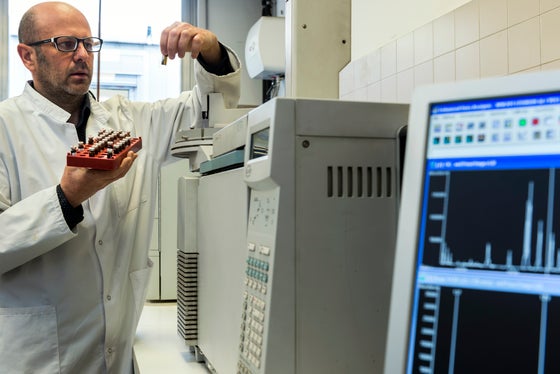 Nel laboratorio residui e contaminanti vengono analizzati i prodotti agricoli. Utilizzando metodi di estrazione comuni, gli esperti rimuovono eventuali residui di prodotti fitosanitari (fungicidi, insetticidi, erbicidi) dai campioni, li puliscono e li analizzano utilizzando strumenti di laboratorio adeguati. (Foto: Centro di ricerca USP/Laimburg/Ivo Corrà)