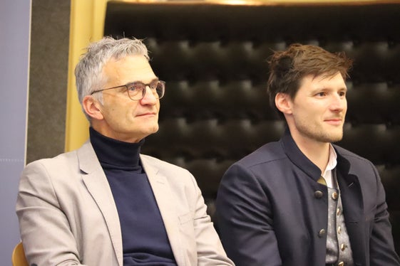 Glückwünsche an die neuen Jägerinnen und Jäger: (von links) Landesforstdirektor Günther Unterthiner und der Erste Mitarbeiter des Landesamtes für Wildtiermanagement Dominik Trenkwalder. (Foto: LPA/Maja Clara)