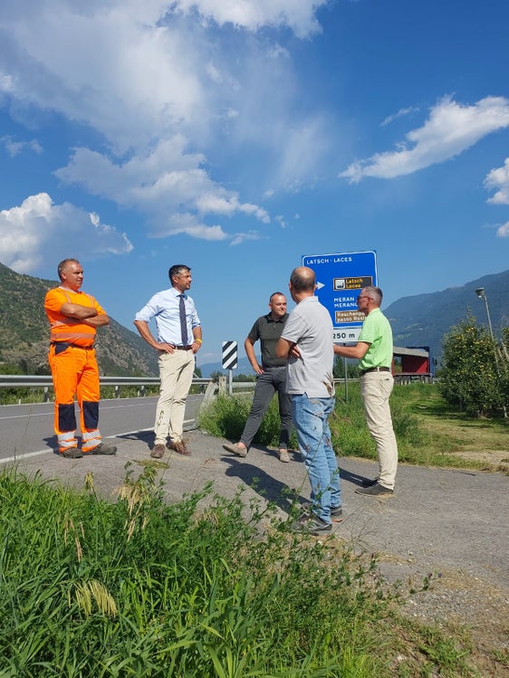 Der Landesrat für Mobilität und Infrastruktur, Daniel Alfreider (zweiter von links im Bild), betonte vor Ort zusammen mit den zuständigen Technikern: „Wir wollen stabile und sichere Brücken in Südtirol, und aus diesem Grund wird die etwa 100 Jahre alte Brücke über die Plima in Latsch neu gebaut und mit einem  Fußgänger- und Radweg ausgestattet.“ (Foto: LPA/Ressort für Mobilität und Infrastrukturen)