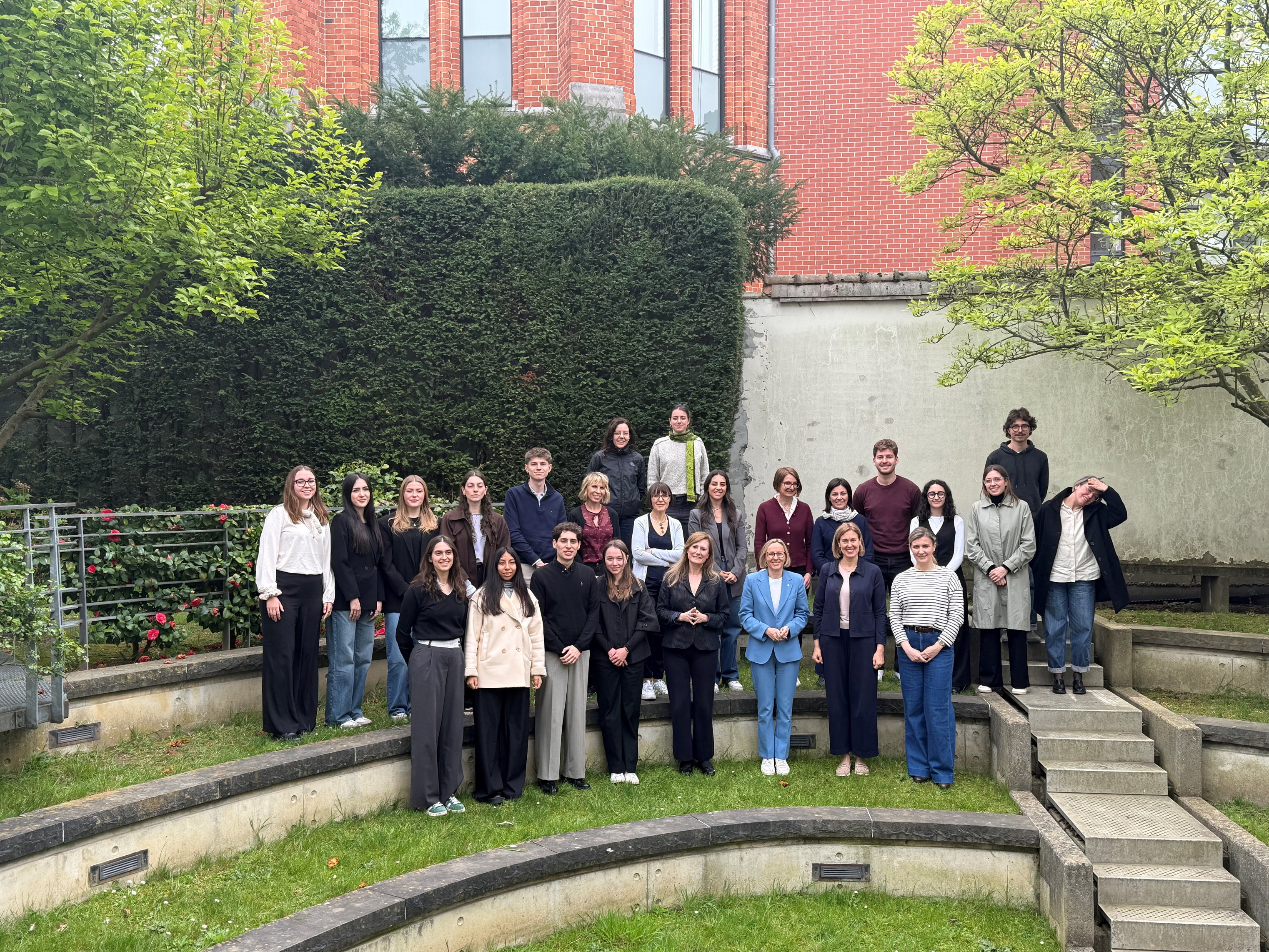 Europalandesrätin Magdalena Amhof (vordere Reihe, 6. von links) und Abteilungsdirektorin Martha Gärber (7. von links) mit den Studentinnen und Studenten sowie Vertreterinnen von Europe Direct Südtirol und der Freien Universität Bozen in Brüssel. (Foto: LPA/Europe Direct)