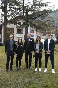 Il presidente Kompatscher tra i vincitori di medaglie di Pechino, Omar Visintin, Dorothea, Nicole Delago e Dominik Fischnaller (Foto: ASP/Tiberio Sorvillo) 