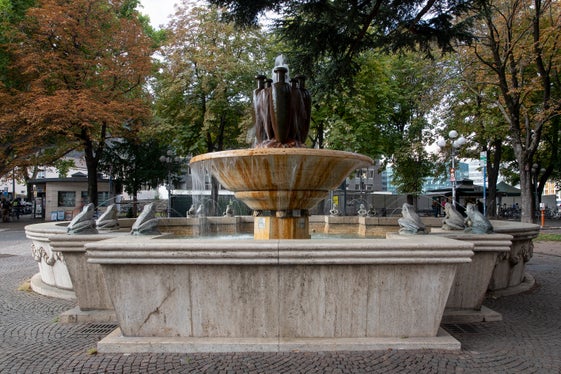 La Fontana delle rane nel parco Berloffa, di fronte alla stazione ferroviaria a Bolzano, è caratterizzata da 12 rane e 9 anfore. (Foto: ASP/Soprintendenza ai beni culturali)