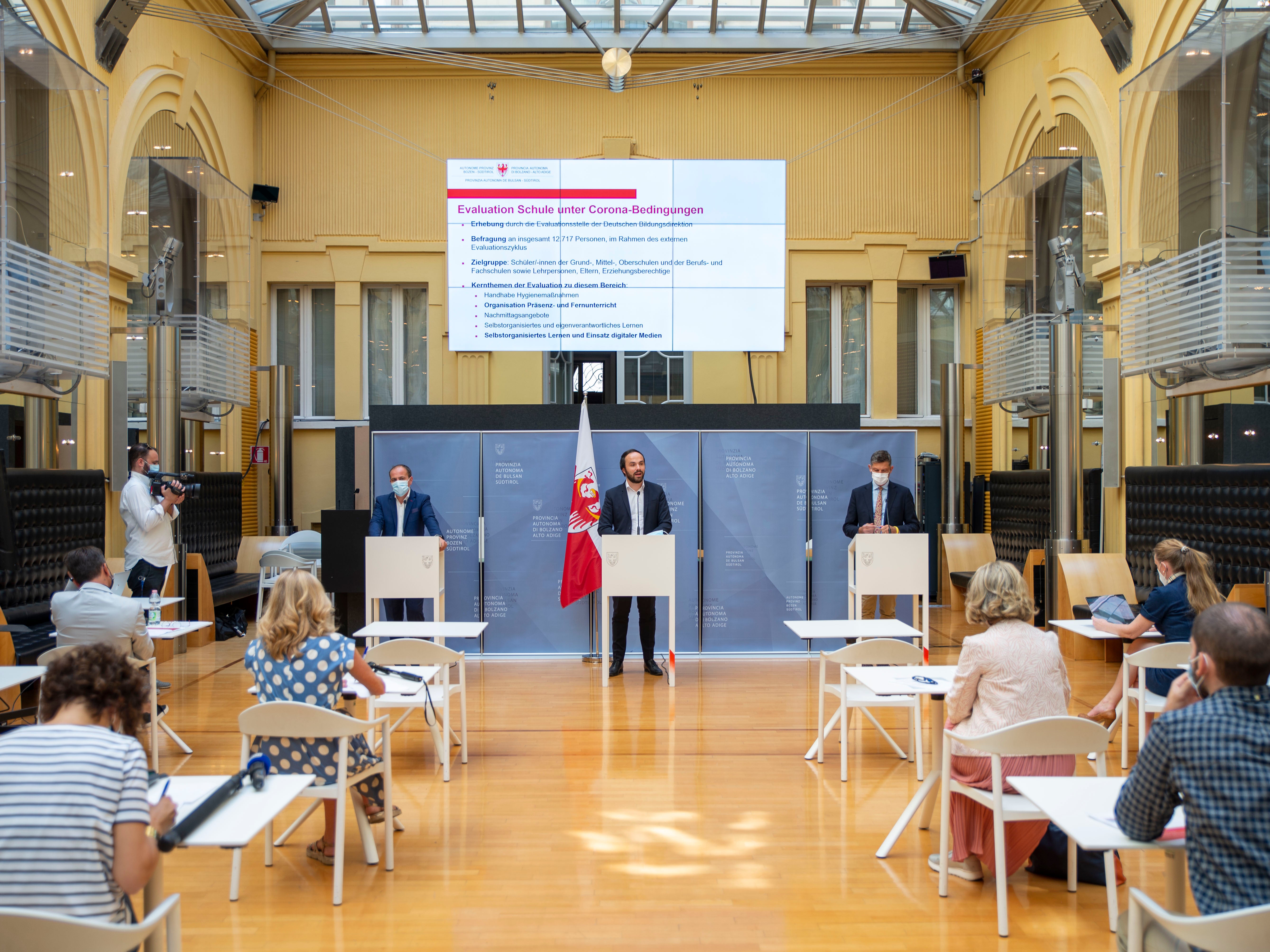 Rückblick auf das Schuljahr 2020/21 unter Corona-Bedingungen haben die Landesräte Achammer, Vettorato und Alfreider gehalten. (Foto: LPA/f: Brucculeri)