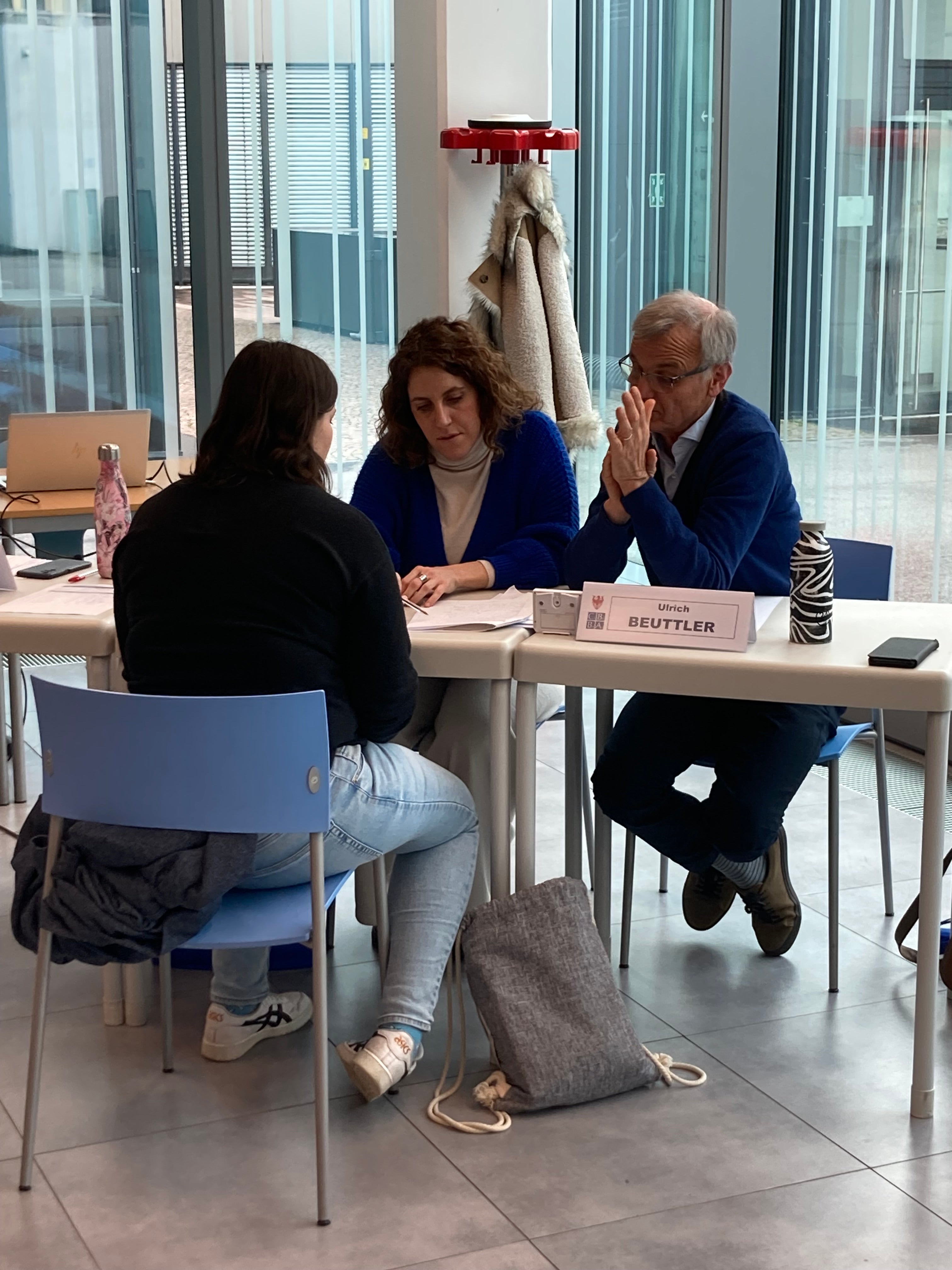 Le candidate e i candidati che simulano la prova orale riceveranno un feedback individuale da parte della commissione per scoprire punti di forza e debolezza della propria competenza linguistica. (Foto: Servizio esami di bi- e trilinguismo)