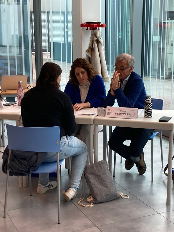 Le candidate e i candidati che simulano la prova orale riceveranno un feedback individuale da parte della commissione per scoprire punti di forza e debolezza della propria competenza linguistica. (Foto: Servizio esami di bi- e trilinguismo)