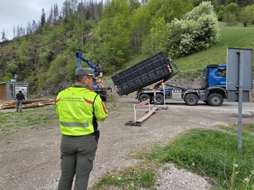 Über 3000 Bäume haben die Arbeiter der Spezialfirma an 6 Tagen gefällt und abtransportiert. (Foto: LPA/Forstinspektorat Bruneck/Forststation St. Vigil in Enneberg)