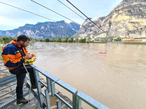Pegel im Blick: Mitarbeiter des Landesamtes für Hydrologie und Stauanlagen in der Agentur für Bevölkerungsschutz überwachen die Pegelstände, hier an der Etsch in Salurn. (Foto/LPA/Landesamt für Hydrologie und Stauanlagen)