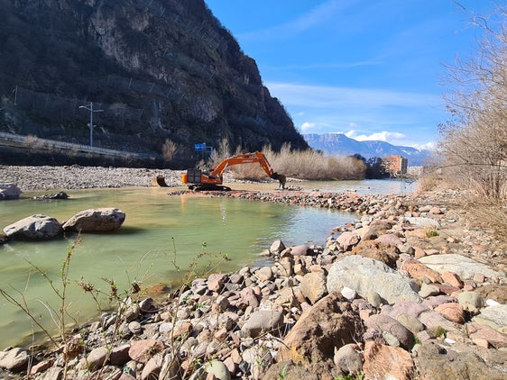 In mehreren Abschnitten des Eisacks in Bozen hat das Landesamt für Wildbachverbauung Süd Buhnen errichtet, also Riegel aus großen Flussbausteinen, die quer zur Fließrichtung verlegt werden, um die Hauptströmung vom Ufer weg in die Flussmitte zu lenken. (Foto: LPA/Landesamt für Wildbach- und Lawinenverbauung Süd in der Agentur für Bevölkerungsschutz)