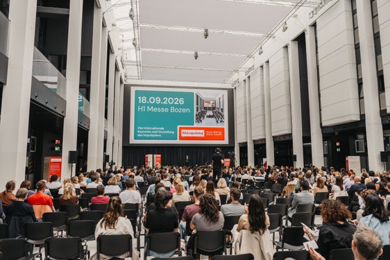 Rund 600 Menschen nahmen an der Bildungsdialog-Veranstaltung in der Messe Bozen teil; zudem konnte man sich 
über Livestream zuschalten. (Foto: LPA/Andreas Senoner)