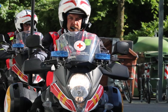 Prima della partenza, la mattina del giorno della chiusura del corridoio del Brennero: la squadra motociclistica della Croce Rossa. (Foto: USP/Maja Clara)