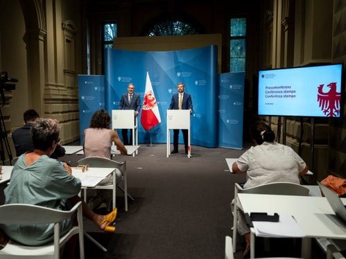 Die Bahnhöfe entlang der Strecke Franzensfeste – Innichen werden in den kommenden Monaten umfassend modernisiert. Landeshauptmann Arno Kompatscher (links) und Landesrat Daniel Alfreider stellten die Details in der Pressekonferenz nach der Sitzung der Landesregierung vor. (Foto: LPA/Fabio Brucculeri)
