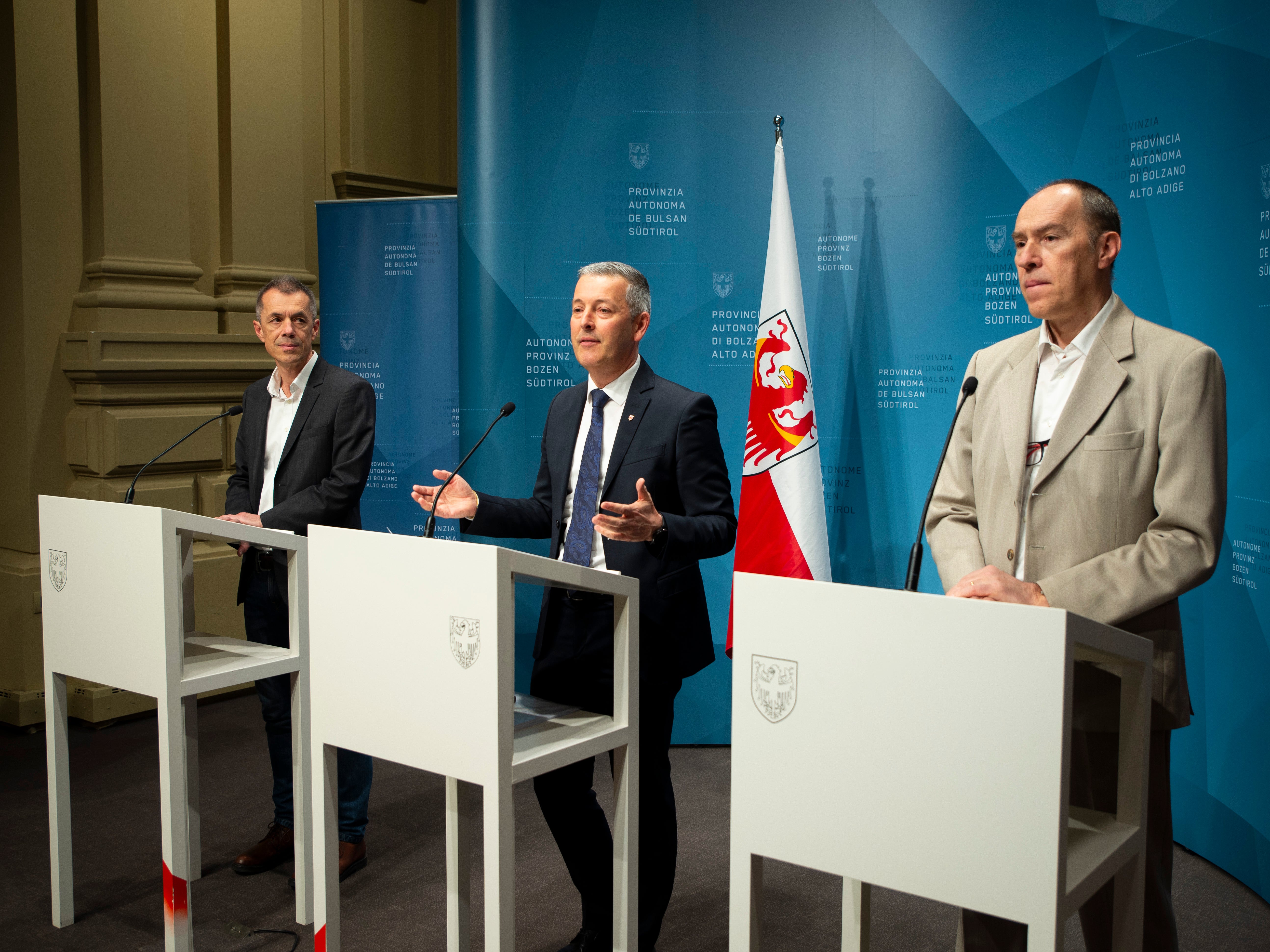 Kontinuierliche Verbesserung der Luftqualtität (v.l.): Georg Pichler, Direktor des Landesamtes für Luft und Lärm, Landesrat Peter Brunner und Luca Verdi, Direktor des Labors für Luftanalysen und Strahlenschutz. (Foto: LPA/Fabio Brucculeri)
