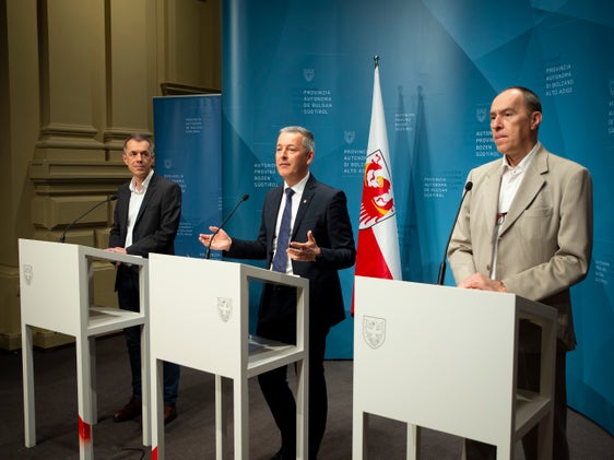 Kontinuierliche Verbesserung der Luftqualtität (v.l.): Georg Pichler, Direktor des Landesamtes für Luft und Lärm, Landesrat Peter Brunner und Luca Verdi, Direktor des Labors für Luftanalysen und Strahlenschutz. (Foto: LPA/Fabio Brucculeri)