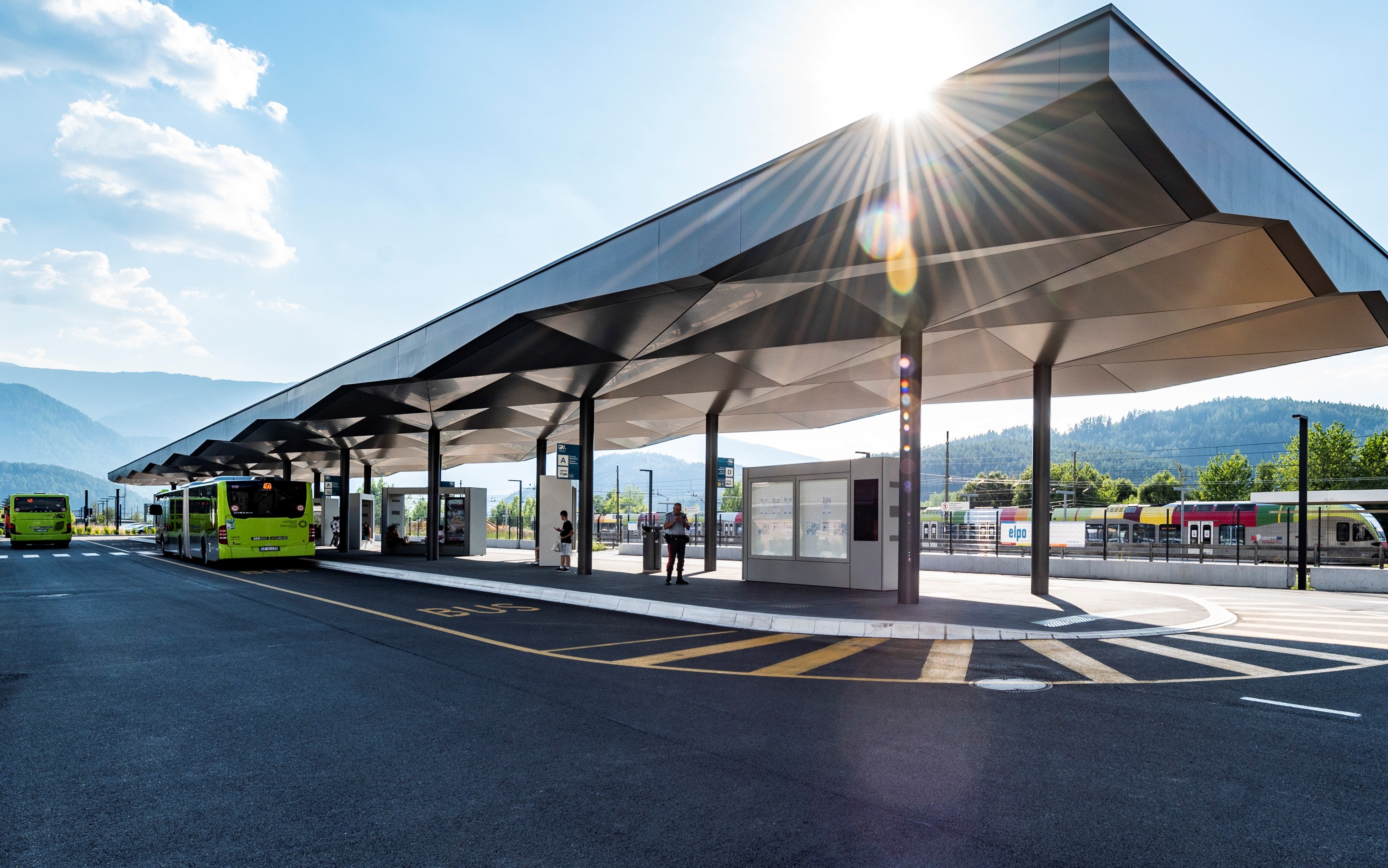 Mit dem Fahrplanwechsel am 11. Dezember wird vielerorts das Angebot an Busverbindungen weiter ausgebaut, speziell frühmorgens, abends sowie an den Wochenenden; im Bild das neue Mobilitätszentrum in Bruneck. (Foto: LPA/Manuela Tessaro)