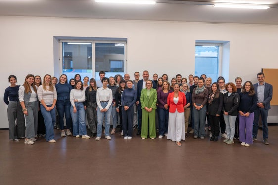 42 neue Mitarbeitende der Landesverwaltung beginnen ihre Grundausbildung: Gruppenbild mit Landesrätin Magdalena Amhof (in der Mitte im grünen Anzug), Generaldirektor Alexander Steiner (hinter Amhof), Amtsdirektor Günter Sölva (erster von rechts) und Ausbildungsleiterin Renate Kerschbaumer (zweite von rechts). (Foto: LPA/Greta Stuefer)