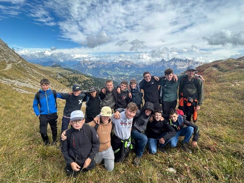 Basis für ein respektvolles und motiviertes Miteinander: Momentaufnahme der Schülerinnen und Schüler der ersten Klassen der Fachschule Laimburg bei ihren erlebnispädagogischen Tagen in Zans in Villnöß. (Foto: LPA/Fachschule Laimburg)