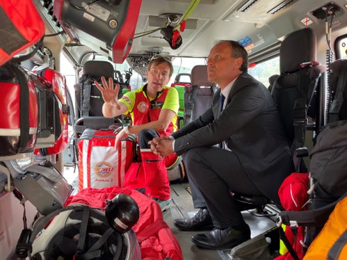 Landeshauptmannstellvertreter Vettorato (l.) ließ sich die Ausstattung im Rettungshubschrauber erklären. Der Standort in Toblach garantiert bis zur Rückkehr nach Brixen weiterhin die schnelle medizinische Versorgung der Bevölkerung. (Foto: LPA/G.News) 