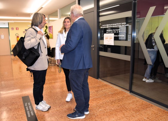 L'assessore provinciale alla Prevenzione sanitaria e salute Hubert Messner, accompagnato dal sindaco Klaus Rainer, durante la visita al distretto sanitario dell'Alta Pusteria. L'assessore era già stato l'anno scorso nei distretti sanitari e negli ospedali della provincia per una serie di colloqui, ora sono ripresi. (Foto: USP/Angelika Schrott)