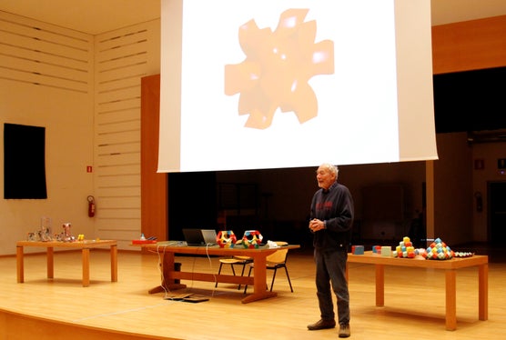 Referent Hans Walser sprach über das Thema halbe Würfel. (Foto: LPA/Deutsche Bildungsdirektion)