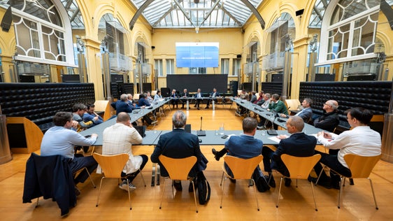 Vertreterinnen und Vertretern des Richtpreiskoordinierungsausschusses diskutierten mit Landeshauptmann Arno Kompatscher sowie den Landesräten Daniel Alfreider und Christian Bianchi über das Richtpreisverzeichnis des Landes. (Foto: LPA/Fabio Brucculeri)