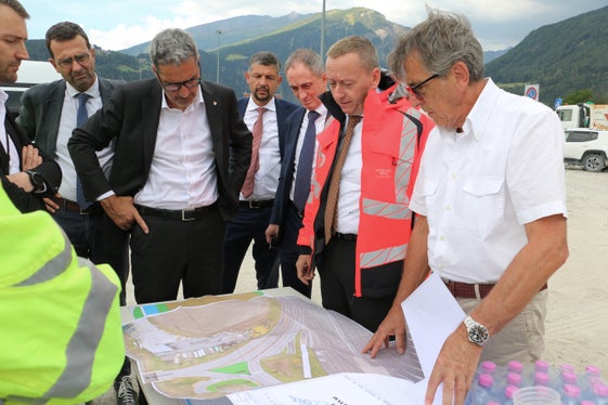 Hanno discusso dello stato di avanzamento dei lavori di costruzione del nuovo checkpoint per i camion (da sinistra): Martin Valazza, Direttore del Dipartimento Infrastrutture e Mobilità, il Presidente di A22 Hartmann Reichhalter, il presidente Arno Kompatscher, l'assessore provinciale Daniel Alfreider, l'Amministratore delegato di A22 Diego Cattoni e Carlo Costa, Direttore Tecnico Generale di Autostrada del Brennero. (Foto: USP/Ingo Dejaco)