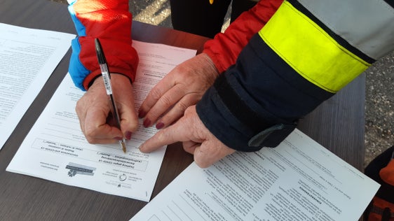 Auch die unangemeldete Impfung war möglich: Einige zu Impfende kamen spontan und füllten die Formulare direkt vor Ort aus. (Foto: LPA/Guido Steinegger)