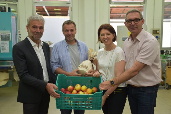 L'assessore provinciale Schuler, Oswald Rossi, l'assessora provinciale austriaca all'Agricoltura Langer-Weninger e il presidente della Camera dell'agricoltura dell'Alta Austria Franz Waldenberger, durante la visita al Centro di sperimentazione Laimburg (Foto: ASP/Centro apicultura Alta Austria)