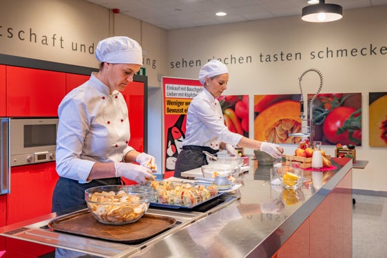 Julia Dariz und Martina Gögele zeigten in Form eines Scheiterhaufens wie einfach die Resteverwertung sein kann. (Foto: LPA/Greta Stuefer)