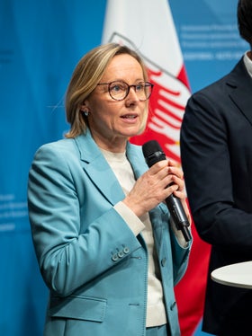 “Puntiamo su un aumento salariale consistente, ma anche equamente distribuito, che renda la professione di insegnante complessivamente più attraente”, ha spiegato l'assessora provinciale al Personale Magdalena Amhof. (Foto: USP/Fabio Brucculeri)