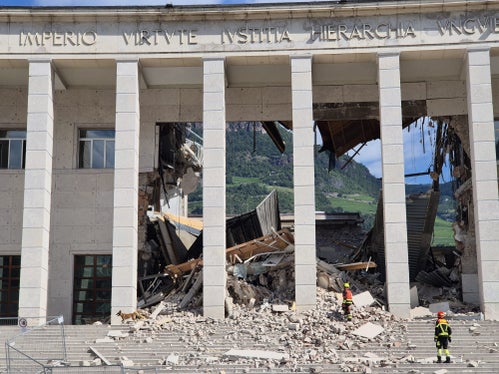 Die Techniker und die Berufsfeuerwehr der Landesagentur für Bevölkerungsschutz arbeiten ununterbrochen daran, die Sicherheit im Bereich um das teilweise eingestürzte Gerichtsgebäude in Bozen zu gewährleisten. (Foto: LPA/Agentur für Bevölkerungsschutz)