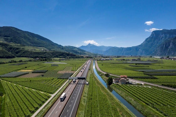 Das Parlament ermächtigt die Betreibergesellschaft der A22 Brenner-Modena-Autobahn, einen Teil der Einnahmen in einen Fonds zur Verbesserung der Straßenverhältnisse auf der Autobahn und den angrenzenden Straßen einzuzahlen. (Bild: A22)