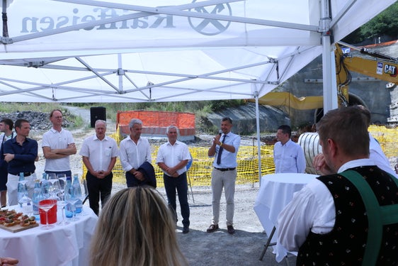 "Ora i lavori possono proseguire a pieno ritmo", ha dichiarato l'assessore provinciale Daniel Alfreider (2° da destra) in occasione del sopralluogo al cantiere della circonvallazione di Castelbello insieme ai tecnici Hueber e Strimmer, al sindaco Tappeiner, all'assessore provinciale Schuler, al consigliere provinciale Noggler e al rappresentante dell'azienda Farisè (foto: ASP/Patrick Thaler).