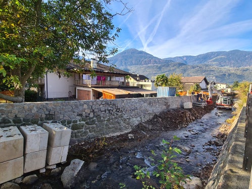 Die Wildbachverbauung hat die Bauarbeiten im Aschlerbach in Gargazon im Herbst vergangenen Jahres aufgenommen. (Foto: LPA/Landesamt für Wildbach- und Lawinenverbauung Süd in der Agentur für Bevölkerungsschutz)
