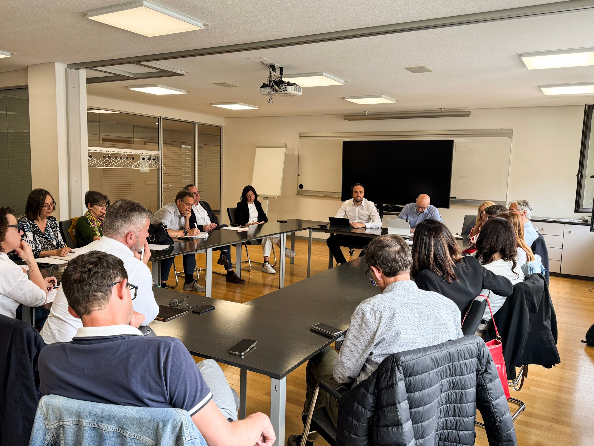 Nel corso di un incontro tra l'assessore provinciale Philipp Achammer e i rappresentanti dei sindacati della scuola, della Direzione Istruzione e Formazione tedesca, della Ripartizione Personale e dell'Agenzia provinciale per le relazioni sindacali, sono stati discussi ulteriori miglioramenti al contratto di comparto degli insegnanti. (Foto: USP/Clara Masiero)