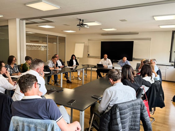 Bei einem Treffen von Landesrat Philipp Achammer mit Vertretungen der Schulgewerkschaften, der Bildungsdirektion, der Abteilung Personal sowie der Landesagentur für die Gewerkschaftsbeziehungen wurde über weitere Verbesserungen im Bereichsvertrag der Lehrpersonen staatlicher Art diskutiert. (Foto: LPA/Clara Masiero)