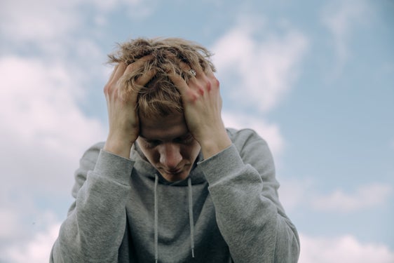 In occasione della Giornata mondiale per la prevenzione del suicidio, che si celebra il 10 settembre, si invita a prendere sul serio i segnali di allarme e a non lasciare sole le persone in crisi psicologica. Proprio nelle crisi psicologiche, il dialogo può essere di aiuto e dimostrare che nessuno è solo. (Foto: USP/Pexels. La foto può essere utilizzata solo in relazione al presente comunicato stampa.)