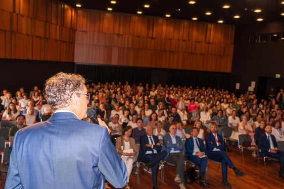 L’intendente scolastico Heinrich Videsott: “L’edizione di quest’anno invita a riflettere sull’atteggiamento con cui ci relazioniamo alle persone, le accompagniamo e ne riconosciamo le potenzialità. In questo modo rafforziamo una scuola attenta, inclusiva e orientata al futuro”. (Foto: USP/Direzione Istruzione, Formazione e Cultura ladina/Bruno Ferdigg)
