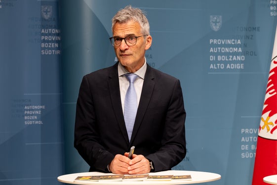 Es gebe noch keine vollständige Entwarnung, die Tendenz sei aber positiv, hob der Direktor der Abteilung Forstdienst, Günther Unterthiner, in Bezug auf die Maßnahmen gegen den Borkenkäferbefall hervor. (Foto: LPA/Manuela Tessaro)