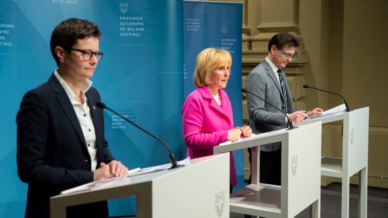 Presentati dati e cifre sugli assegni familiari per il 2022: da sinistra Carmen Plaseller, l'assessora provinciale Waltraud Deeg ed Eugenio Bizzotto. (Foto: ASP/Fabio Brucculeri)