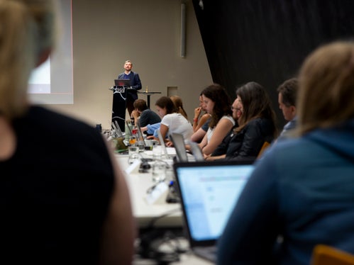 Landesrat Daniel Alfreider (am Podium) begrüßte die Experten aus Nah und Fern; er unterstrich die Wichtigkeit validierter Daten für die Mobilitätsplanung. (Foto: LPA/Fabio Brucculeri)