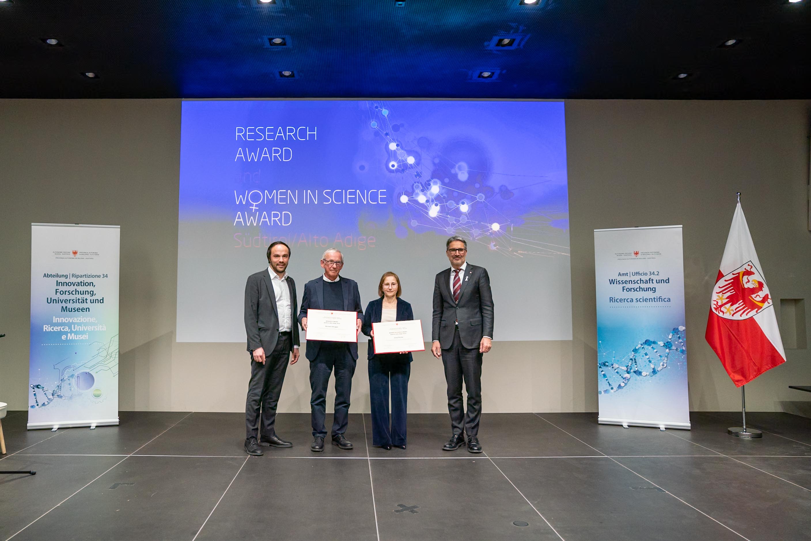 I premi scientifici della Provincia di Bolzano sono stati consegnati a Hermann Brugger e Irene Pichler (al centro) dall'assessore Philipp Achammer (a sinistra) e dal presidente Arno Kompatscher (a destra). (Foto: USP/Daniel von Johnston)